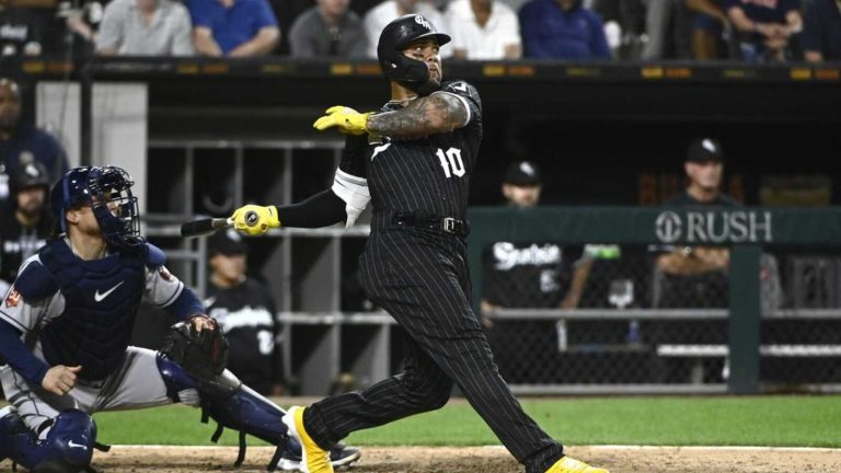 White Sox battle Astros in pursuit of sixth straight win